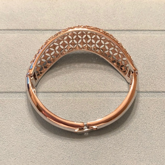 Silver tone bracelet with crystals - Picture 2 of 8